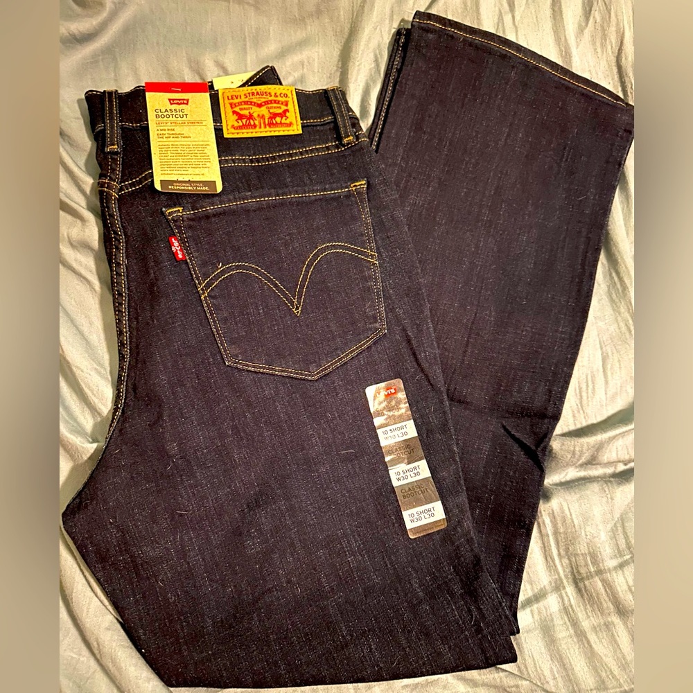 NWT⭐️Lev’s Classic Bootcut Jeans⭐️Size 10 short⭐️W30 L30⭐️Mid Rise⭐️Dark Wash